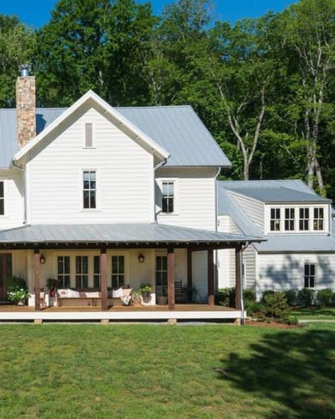 Miley Cyrus Buys a Modern Farmhouse in Her Tennessee Hometown | Apartment Therapy Tennessee Farmhouse, Tennessee Farm, House Porch, Mini Golf Course, Crystal Reed, Front House, Modern Farmhouse Exterior, House With Porch, Farmhouse Exterior