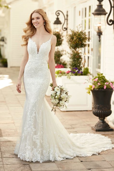 An absolute vision in lace, this Martina Liana wedding gown is the perfect combination of sexy and formal. A column silhouette hugs the curves and flares into a mermaid-like style, with textured graphic laces creating a negative space effect over the body. Available at Bon Bon Belle Bridal Martina Liana Wedding Dress, Dresses Romantic, Dresses Princess, Martina Liana, Dresses Boho, Elegant Bride, Lace Mermaid, A Wedding Dress, Wedding Dress Couture