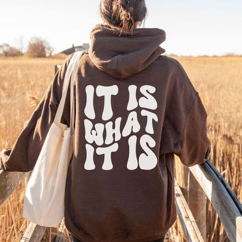 It Is What It Is Hoodie, Bubble Letter Hoodie Aesthetic, Retro Hoodie Design, Back Of Hoodie Design, Cute Hoodie Designs, Cute Hoodies Aesthetic, Cute Shirts Aesthetic, Cricut Hoodie Ideas, Graphic Hoodies Street Style