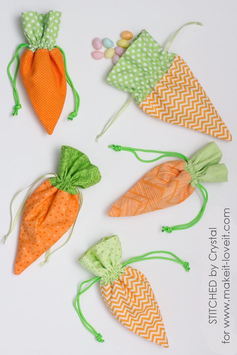 How cute are these little carrot drawstring bags by Crystal of #StitchedbyCrystal! She's over at the Make It and Love It blog sharing a fun and fast tutorial. They're a great scrap buster project because you only need a little bit of fabric and some ribbon to make them!   For the full tutorial, please visit: http://www.makeit-loveit.com/2017/03/sew-carrot-treat-bag-easter.html Diy – Velikonoce, Diy Sy, Spring Sewing, Easter Carrots, Beginner Sewing Projects Easy, Pola Sulam, Patchwork Quilting, Leftover Fabric, Sewing Projects For Beginners