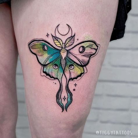 Fineline Watercolor Tattoo, Luna Moth Tattoo, Moth Tattoos, Moth Tattoo Design, Gamer Tattoos, Traditional Tattoo Designs, Geometric Tattoos, Watercolor Tattoos, Inspiration Tattoo