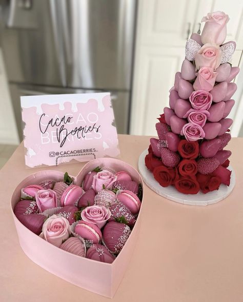 Chocolate Covered Strawberries Box Ideas, Chocolate San Valentin, Edible Fruit Arrangements, Strawberry Tower, Strawberry Box, Chocolate Covered Strawberry Recipe, Chocolate Covered Strawberries Bouquet, Edible Bouquets, Chocolate Covered Fruit