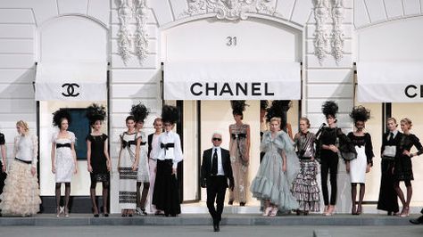 Ahead of Chanel's Fall 2016 show tomorrow, a look back at the fashion house's runways over the years. Mac Lady Danger, Mac Diva, Mac Ruby Woo, Karl Lagerfeld Fashion, Stella Tennant, Jean Patou, Chanel Runway, Gabrielle Chanel, Chanel Designer