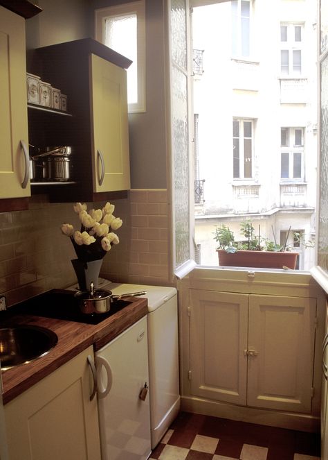 beautiful & vintage paris apartment - small french kitchen French Apartment Kitchen, Parisian Apartment Kitchen, Small French Apartment, Small French Kitchen, Paris Apartment Kitchen, French Apartment Interior, French Apartment Aesthetic, Paris Apartment Aesthetic, Small Parisian Apartment