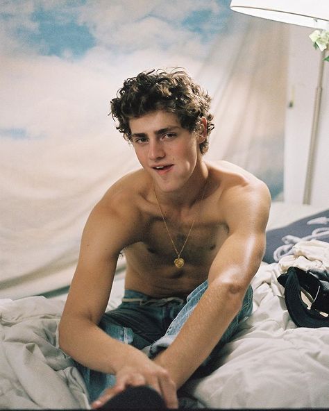 Fin Argus, Brown Hair Men, Tapestry Hanging, Angels Beauty, Brown Curls, Theatre Actor, Actors Male, Laurel Canyon, Frat Boy