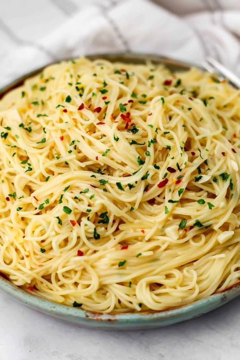 These quick and easy vegan garlic noodles are made in 1-pot in less than 10 minutes with just a few basic ingredients. They will be the easiest, yet most delicious noodle dish you ever make! These buttery dairy-free noodles are perfect for an easy weeknight dinner or lunch for the kids! Perfect for camping and backpacking too! thehiddenveggies.com Free Noodles, Garlic Noodles Recipe, Tofu Pasta, Vegan Shrimp, Noodle Dinner, Noodle Dish, Vegan Guide, Garlic Noodles, Vegan Pasta Recipes