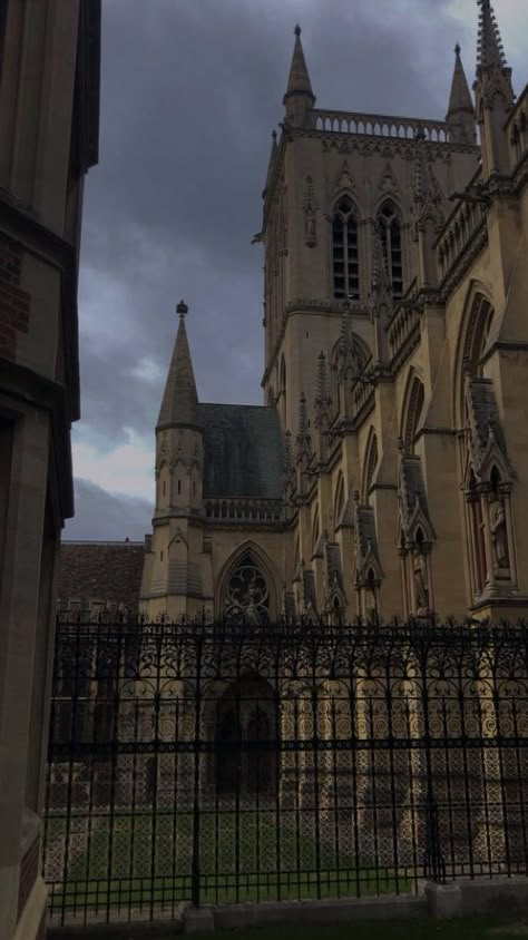 University Pictures, Oxford University Uniform Aesthetic, Oxbridge Aesthetic, University Studying Aesthetic, University Wallpaper, British University Aesthetic, College Aesthetic Pictures, Universities Aesthetic, Cambridge Student Aesthetic