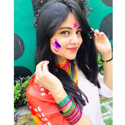 Holi Poses, Holi Photography, Holi Photoshoot, Holi Pics, Girls Profiles, Holi Girls, Holi Pictures, Women Celebrating, Festival Of Colors