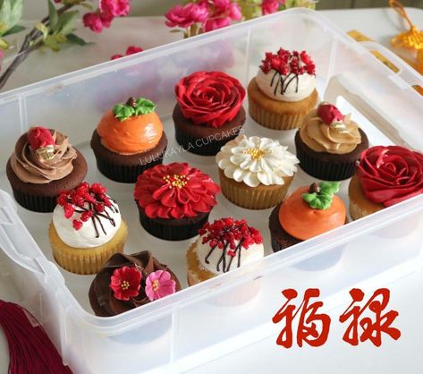 Chinese new year cupcakes Happy New Year Cake Ideas 2023, Lunar New Year Cupcakes, Chinese New Year Cake Design, Chinese Cupcakes, Lunar New Year Cake, Chinese New Year Cupcakes, Cny Cake, New Year Cupcakes, New Year Cake Designs