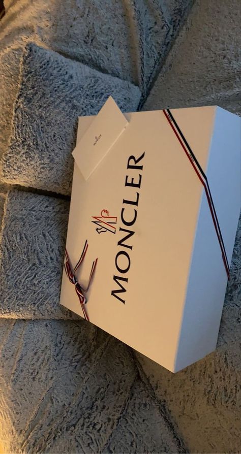 Moncler Wallpapers, Expensive Gifts Aesthetic, Moncler Aesthetic, Shopping Pictures, Mens Aesthetic, Christmas Gift Packaging, Alcohol Party, Rapper Outfits, Cousin Gifts