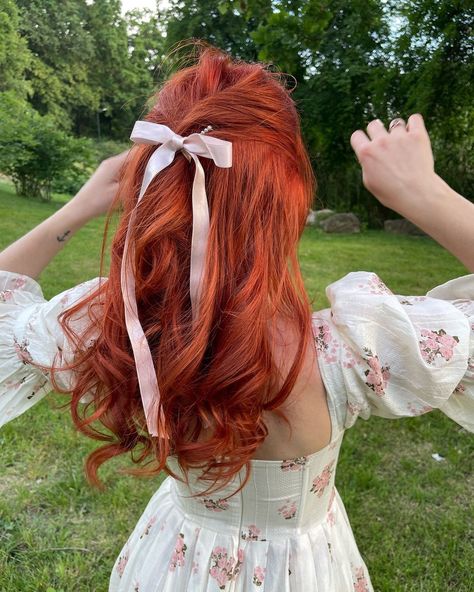 Lady Viktorya | Playful mood 🦋 | Instagram Ginger Wearing Pink, Red Haired Girl Aesthetic, Red Hair Girl Aesthetic, Bea Core, Girl Book Characters, Pink Red Hair, Fruit People, Red Hair Aesthetic, Girl With Red Hair