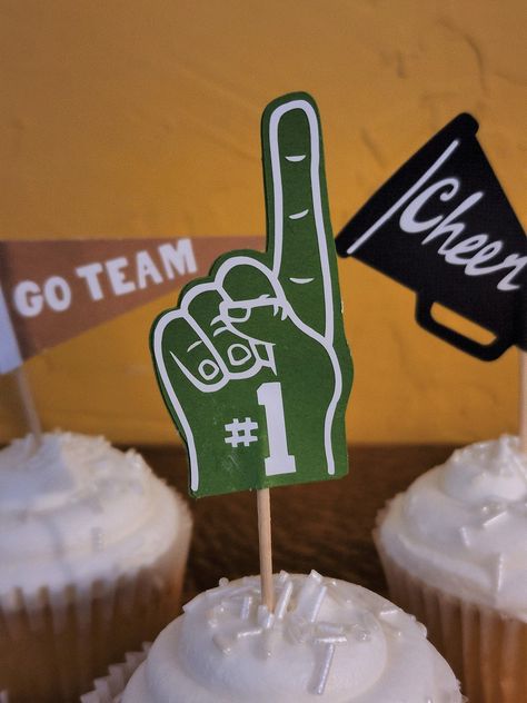 Cheer Cupcakes, Plain Cupcakes, Sports Cupcake Toppers, Sport Cupcakes, School Cupcakes, Graduation Photo Props, Football Cupcakes, Tailgate Parties, Star Cupcakes