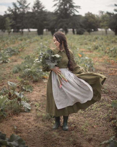 LWA by JuLiTa on Instagram: “Time to harvest🌱 . . Louisa wearing Beth dress in Moss Green and Half apron in Natural . . . #littlewomenatelier #cottagecoreaesthetic…” Cottagecore Outfits, Cottagecore Fashion, Cottagecore Style, Instagram Time, Half Apron, Linen Apron, Moss Green, Historical Fashion, Looks Vintage