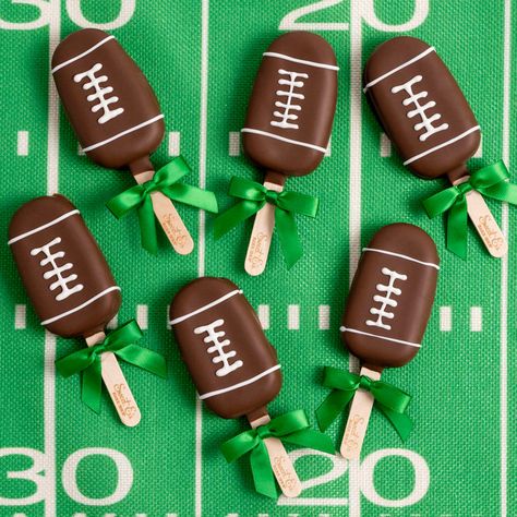 These Football Cakesicles are the perfect game day treat! Cakesicles are handmade from scratch and flavors include vanilla & chocolate cake, dipped in milk chocolate. Perfect for every Super Bowl party. These game day treats are individually wrapped and wrapped with green bows. A great sharable treat!Includes 6 cakesicles (vanilla cake and chocolate cake flavors).Available for local Los Angeles Delivery and Nationwide Shipping. These Football Cakesicles are available for Super Bowl Sunday delive Cute Football Desserts, Detroit Lions Desserts, Football Baked Goods, Football Sweet Treats, Cake Pops For Men, Football Cakesicles, Chocolate Cake Flavors, Cake Popsicles Ideas, Football Sweets