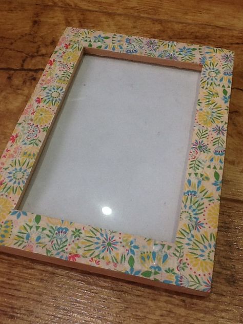 Decorated picture frame Decorated Picture Frames, Painted Picture Frames, Picture Frame Decor, Picture Frame Designs, Diy Picture Frames, Gift Inspo, Senior Gifts, Craft Night, Paint Markers