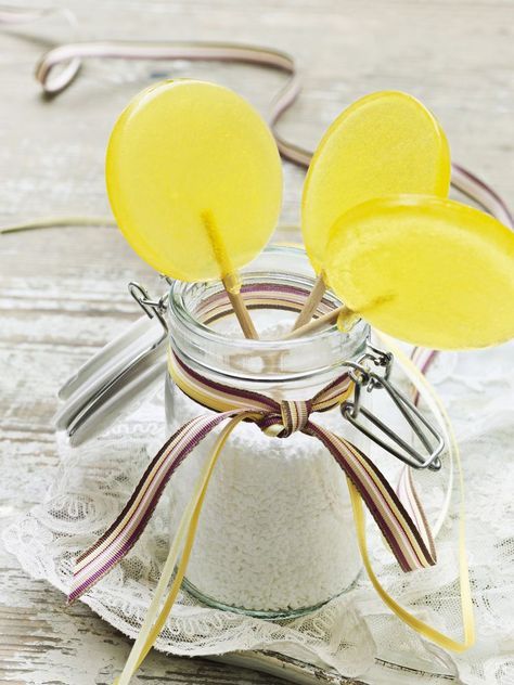 The Foolproof Way to Make Homemade Lollipops Lemon Lollipop, Lollipops Recipe, Lollipop Cookies, Homemade Lollipops, Hard Candy Recipes, Lollipop Recipe, Candy Truffles, Rose Cupcakes, Valentines Cupcakes