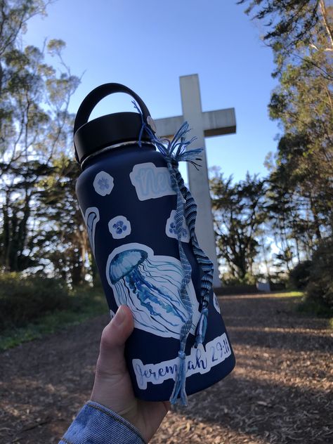 Hydroflask with stickers and friendship bracelets Hydroflask Aesthetic Blue, Hydroflask With Sticker, Beachy Hydroflask, Aesthetic Water Bottle With Stickers, Decorated Hydro Flask, Hydro Flask Stickers Ideas, Hydro Flask Aesthetic, Water Bottle With Stickers, Hydroflask Aesthetic