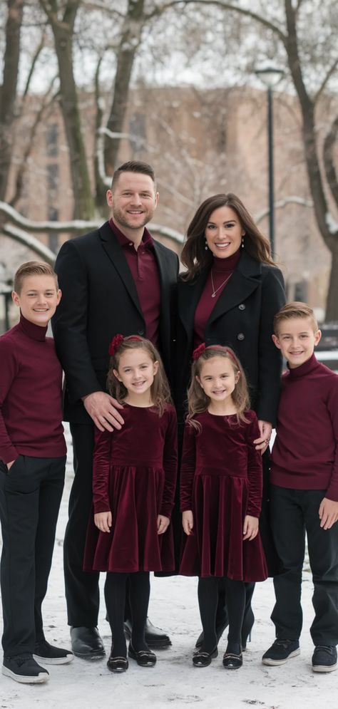 21 Adorable Christmas Family Photo Outfits You Must Try Burgundy Christmas Outfit Family, Burgundy Family Photos, Family Christmas Party Outfits, Outfits Parejas, Christmas Family Photo Outfits, Christmas Outfits For Family Pictures, Holiday Photos Outfits, Family Christmas Pictures Outfits, Family Photography Outfits