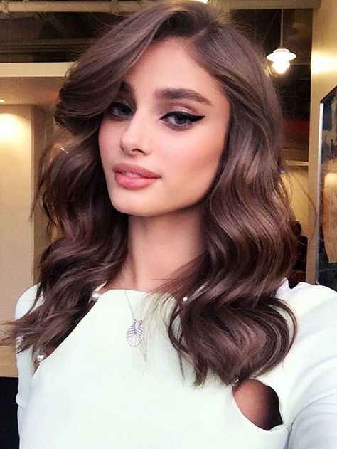 فيكتوريا سيكريت, Chocolate Brown Hair Color, Find Hairstyles, Chocolate Brown Hair, Taylor Hill, 짧은 머리, Medium Hair Cuts, Elegant Hairstyles, Brown Hair Colors