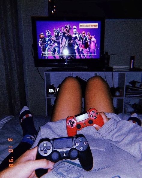 Gamers Couple Goals, Couples Playing Video Games, Gamer Couple, Gamer Boyfriend, Image Couple, Cute Date Ideas, Couples Play, Couple Goals Teenagers, Cute Relationship Photos