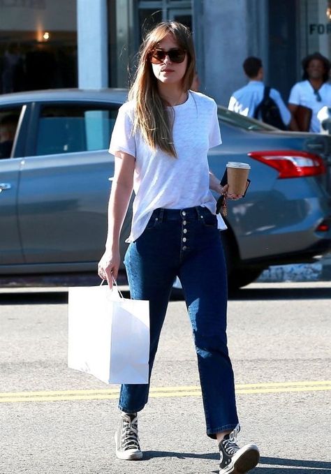 Anastasia Steele Style, Dakota Johnson Bangs, Dakota Johnson Street Style, Dakota Style, Jordans Nike, Dakota Johnson Style, Dakota Mayi Johnson, Cowgirl Style Outfits, Burgundy Shoes