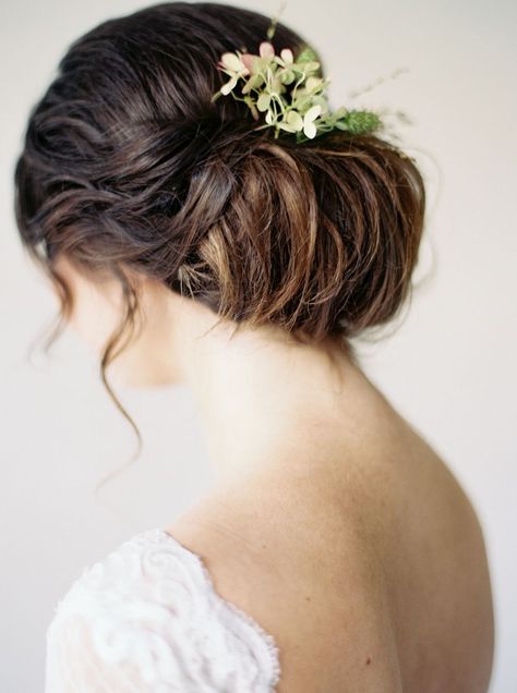 Minimalist Wedding Inspiration for the Hopeless Romantic Jm Cellars, Beautiful Bridal Hair, Elegant Wedding Inspiration, Romantic Wedding Hair, Short Hair Bun, Romantic Wedding Inspiration, Bridal Hair Inspiration, Bridal Hair Updo, Best Wedding Hairstyles