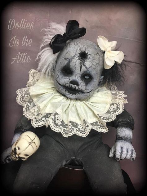 Diy Scary Dolls, Creepy Dolls Diy, Diy Zombie Dolls, Scary Baby Dolls, Halloween Decorations Party Scary, Halloween Comics, Spooky Dolls, Creepy Doll Halloween, Horror Crafts