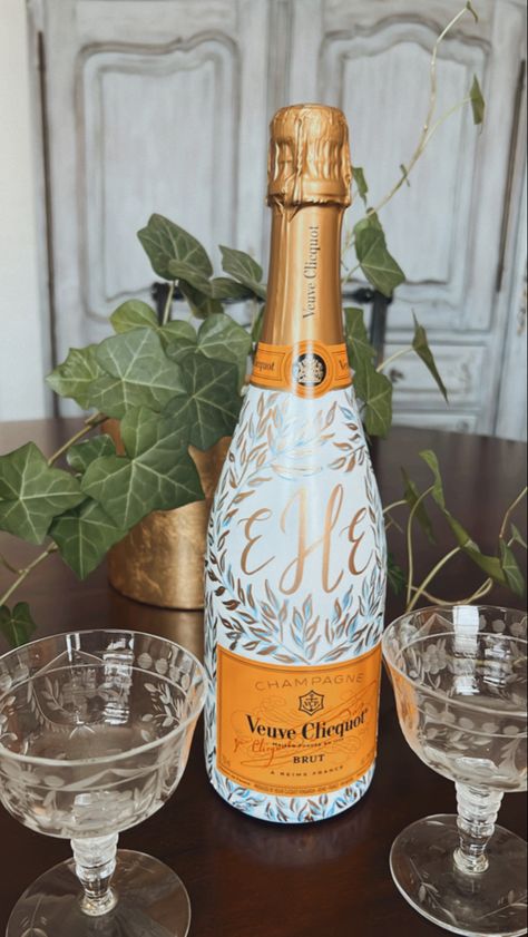 Veuve Clicquot Champagne, Vintage Glasses, Rosé Wine Bottle, Rose Wine, Wine Bottle, Champagne, Wine