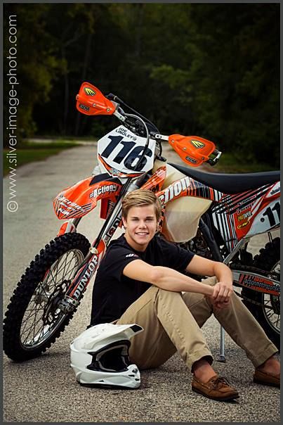 senior boy Senior Photos Dirt Bike, Dirtbike Pictures Ideas, Senior Picture Motorcycle, Senior Dirt Bike Pictures, Dirt Bike Poses, Motocross Senior Pictures, Dirt Bike Graduation Pictures, Senior Photos With Motorcycle, Dirtbike Senior Photos