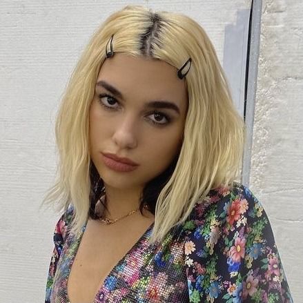 Dua Lipa Blonde Hair, Dua Lipa Blonde, Dua Lipa Hair, Two Tone Hair Color, Two Toned Hair, Two Tone Hair, Short Hair Black, Hair Icon, Tone Hair