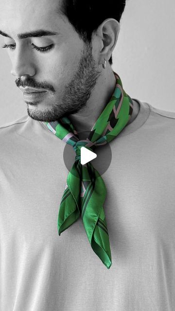 How To Tie A Bandana Around Your Neck, How To Style Bandana, How To Style A Bandana, Men Scarf Style, Mens Scarves Fashion, Scarf Editorial, Bandana Tutorial, Mens Scarf Fashion, How To Tie Bandana