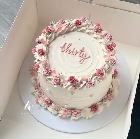 Birthday Cakes For Women Aesthetic, Pretty Buttercream Cakes, End Of Summer Cake, Simple Girly Cake, Diy Floral Cake, Floral Cake Ideas, 26 Birthday Cake, Flower Buttercream, Round Birthday Cakes