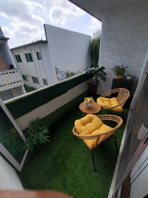 Grass and plant lover Balcony With Fake Grass Ideas, Fake Grass On Balcony, Turf Balcony Ideas, Astroturf Balcony, Grass On Balcony, Grass Balcony, Apartment Porch, Balcony Decor Ideas, Small Apartment Balcony Ideas