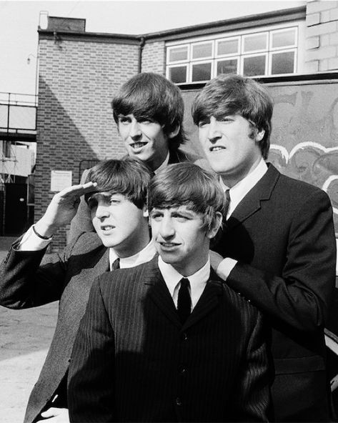 The Beatles - 1964 Sul Set Del Film A Hard Day's Night, 1964. (Astrid Kirchherr, Ginzburg Fine Arts-Photo Astrid Kirchherr) Early Beatles, The Beatles 1960, Hard Days Night, Beatles Vintage, Beatles Rare, Famous Musicals, Just Good Friends, Beatles Photos, Beatles Songs