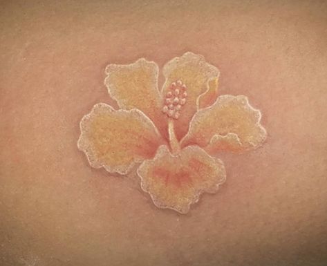 Hawaiian Shell Tattoo, Pink Tattoo On Brown Skin, Red Hibiscus Tattoo, Tattoos On Black Skin, Cutest Tattoos, Hawaii Flower Tattoos, Superhero Tattoos, Hawaiian Flower Tattoos, Hibiscus Flower Tattoos