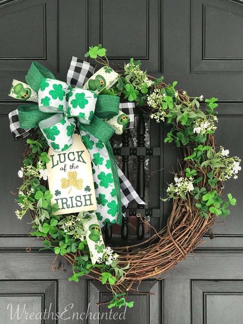 St Patrick Green Wreath Shamrock  #stpatrick #diy #wreath #decorhomeideas Irish Treats, Diy St Patricks Day Wreath, March Decor, Sant Patrick, Shamrock Wreath, Wreaths St Patricks, Wreath Inspiration, St Patricks Crafts, St Patricks Day Crafts For Kids