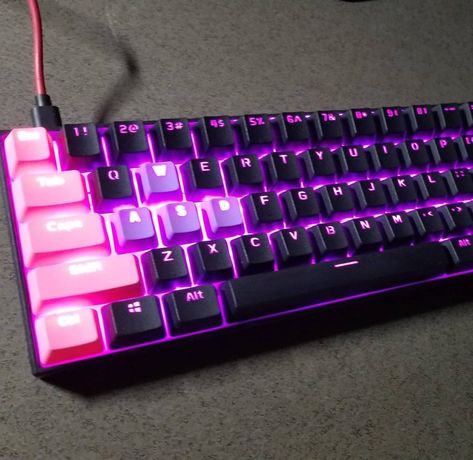 Mechanical gaming keyboard design. Custom RGB keyboard aesthetic. Keyboard Gaming Aesthetic, Pc Keyboard Aesthetic, Gaming Keyboard Aesthetic, Mechanical Keyboard Aesthetic, Custom Keyboard Keycaps, Purple Rgb, Led Keyboard, Keyboard Aesthetic, Aesthetic Keyboard