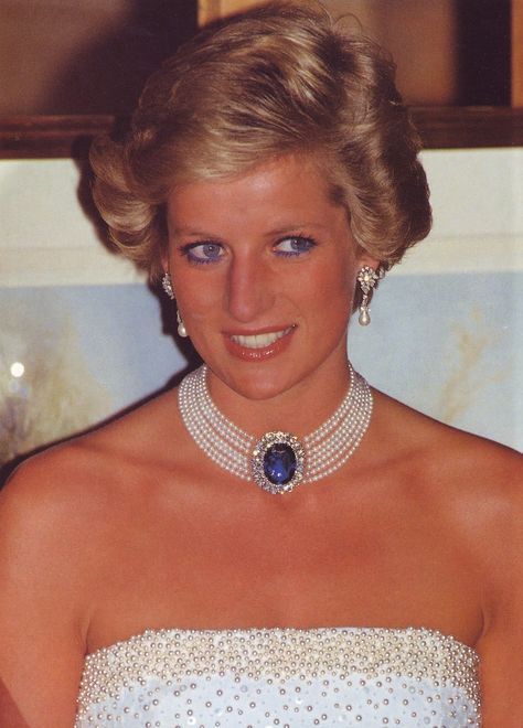 The large diamond and sapphire brooch was a wedding gift from Queen Elizabeth, the Queen Mother. Diana had this spectacular pearl choker made with the brooch as the centre piece. Princess Diana Jewelry, Prins William, Prins Harry, Princes Diana, Elisabeth Ii, Pearl Jewels, Lady Diana Spencer, Diana Spencer, Princesa Diana