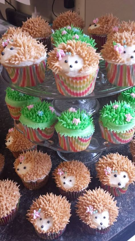 Hedgehog Cupcakes by TreatsbuyTerri on Etsy Hedgehog Cupcakes, Hedgehog Cupcake, Deco Cupcake, Cupcakes Design, Hedgehog Cake, Hedgehog Birthday, Animal Cupcakes, Animal Cakes, Cupcake Designs