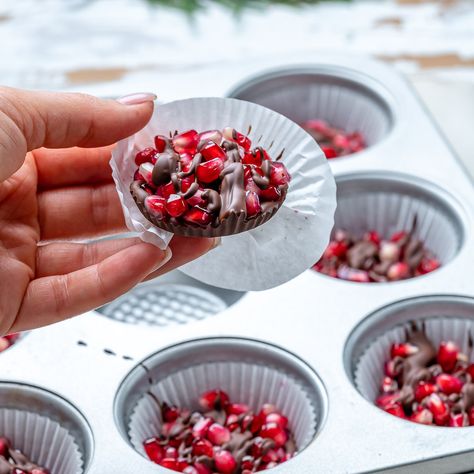 Pomegranate And Chocolate, Chocolate Pomegranate Clusters, Chocolate Pomegranate, Yalda Night, Healthy Holiday Treats, Chocolate Diy, Pomegranate Recipes, Chocolate Festival, Dessert Aux Fruits