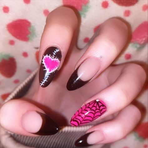 Cute Goth Nails Short, Draculaura Nails Aesthetic, Draculaura Costume Aesthetic, Cute Halloween Nails Almond Shape, Monster High Nails Designs, Monster High Nails Draculaura, Draculaura Nails Ideas, Draculaura Nails Acrylic, Draculaura Inspired Nails