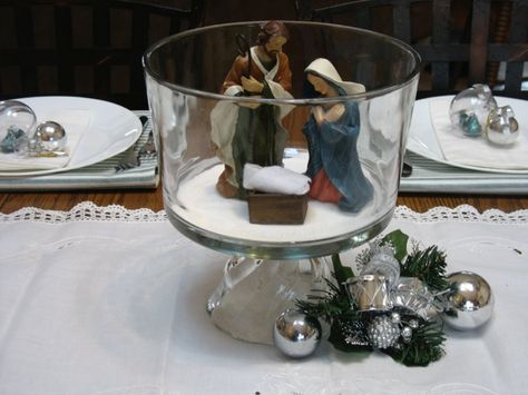 5 ways to use a trifle bowl for a centerpiece Elegant Christmas Centerpieces, Christmas Dining Table Decor, Trifle Dish, Red Napkins, Trifle Bowl, Christmas Dining Table, Clear Ornaments, Small Wreaths, Simple Centerpieces