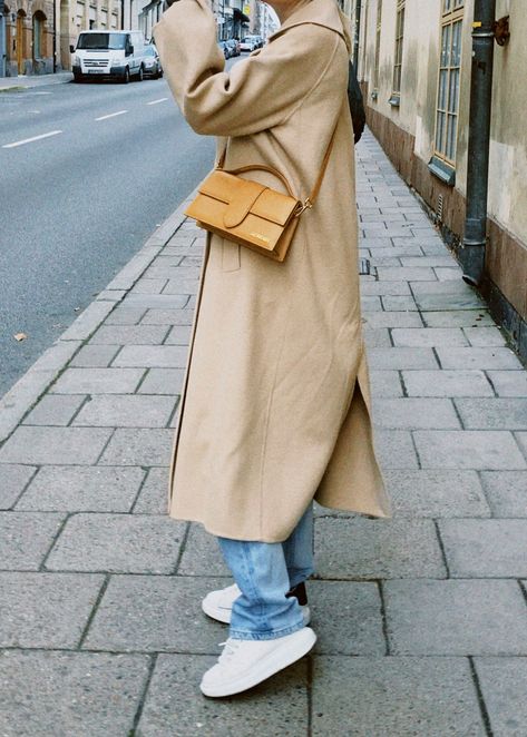 Jacquemus Bag Street Style, Expensive Wishlist, Jacquemus Bag Outfit, Bag Inspiration, Jacquemus Bag, Dream Bag, Street Style Bags, Outfits Woman, Bag Outfit