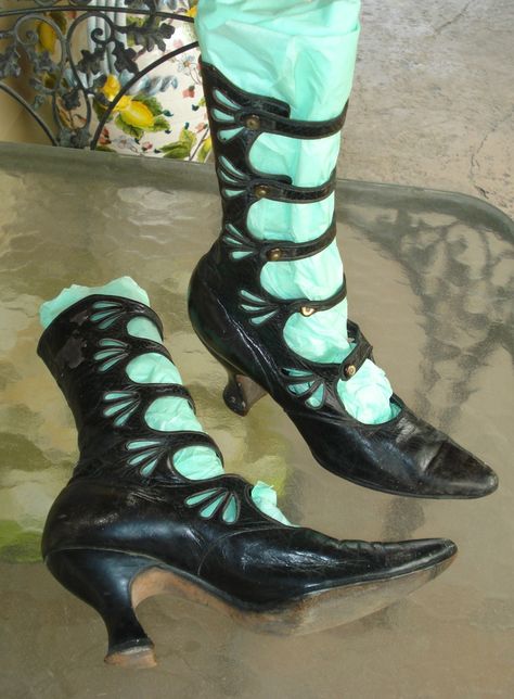 Amazing Victorian Heel Open Boot ~ These heels look a bit TALL for the period, so they MAY be a reproduction of some king Granny Boots Victorian, Victorian Button Boots, Victorian Boots Outfit, Victorian Style Boots, Victorian Heels, Witchy Boots, Boots Victorian, Antique Shoes, Edwardian Shoes