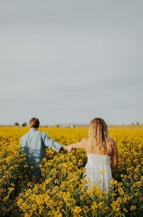 Sunflower Engagement Photos, Sunflower Field Engagement Photos, Couple Sunflower Field Pictures, Sunflower Couple Photoshoot, Sunflower Engagement Pictures, Couples Flowers, Outfits For Engagement, Sunflower Field Photography, Sunflower Field Pictures