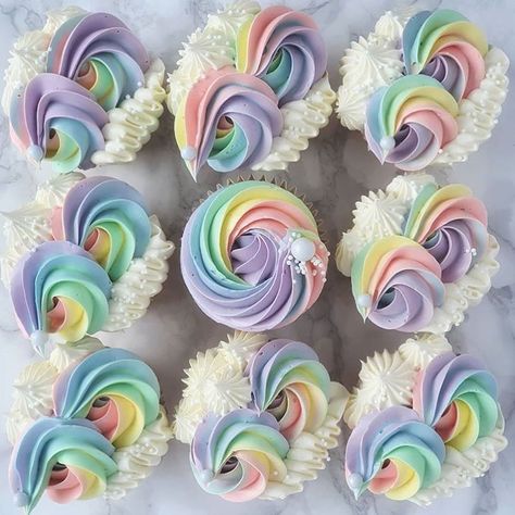 Aesthetically Pleasing Cakes 😍 on Instagram: “Which rainbow cupcakes have your heart? 1, 2 or 3? 🌈🤔 All are by the wonderfully talented @seeyenbakes 🤩 🍭 🍭 🍭 🍭 #cupcakesofinstagram…” Rainbow Cupcakes Ideas, Pastel Rainbow Cupcakes, Cupcakes Aesthetic, Twin Cake Smash, Cupcake Rainbow, 1st Birthday Cupcakes, Cupcake Piping, Unicorn Desserts, Rainbow Cupcake