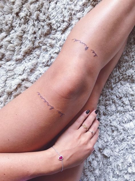 Small Text Tattoo Placement, Knee Tattoo Words, Be Kind Tattoo, Over Knee Tattoo, Upper Leg Tattoos, Knee Tattoos, Tattoo Schrift, Cursive Tattoos, Writing Tattoos