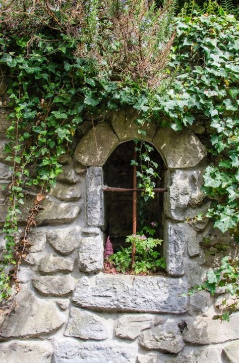 Cobblestone House Cottages, Ivy Covered Cottage, Ivy Painting, Green Academia Aesthetic, Voice Of Nature, Linear Perspective, Faerie Garden, Ivy Cottage, Castle Window