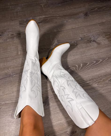 Money comes and goes…boots are forever 🤍🤍 Shop our popular Dixie White Boot with the link in our bio!! - #boots #fashion #cowgirl #cowgirlboots #gameday #ootd #outfitinspiration #gamedayoutfit Cowgirl Boots Aesthetic, God Energy, White Cowgirl Boots, Shoes Aesthetic, Boots Cowgirl, Concert Looks, Cowgirl Western, Cow Girl, Gameday Outfit