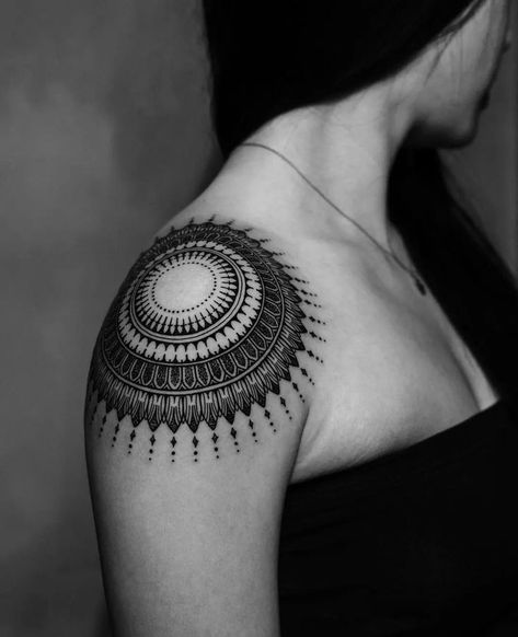 Circle Shoulder Tattoos For Women, Symmetrical Shoulder Tattoo, Round Tattoo Ideas, Sequence Tattoo, Mandela Tattoo Design, Geometrical Tattoo, Mandala Tattoo Shoulder, Tattoo For Women Arm, Half Mandala Tattoo